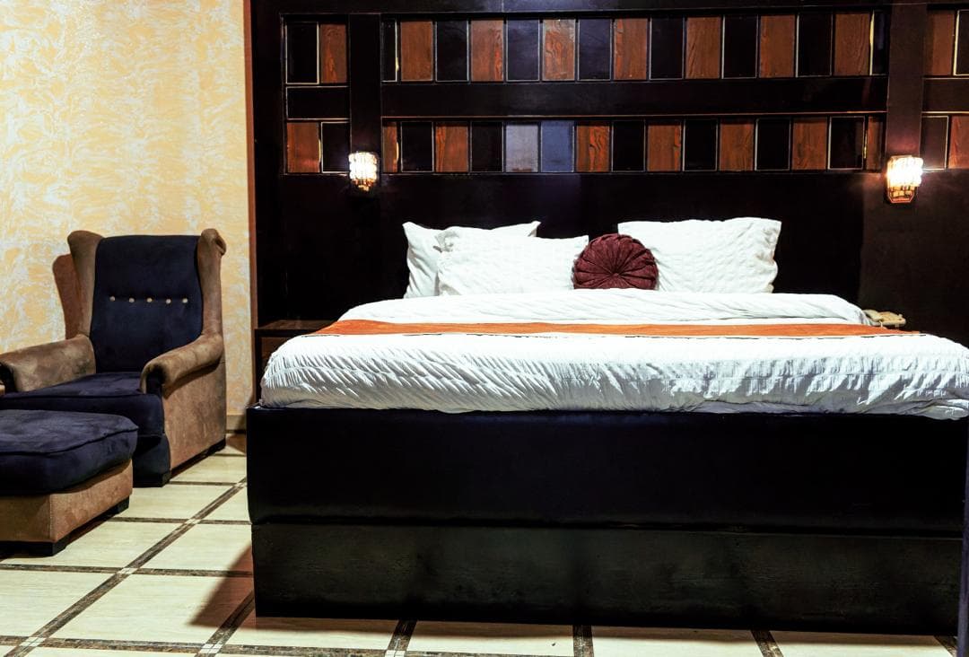 Executive Deluxe image 1